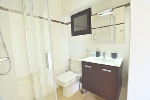 Dusche, Haartrockner, Handtücher