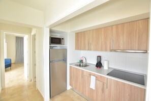 Kühlschrank, Mikrowelle, Ofen, Wasserkocher mit Kaffee-/Teezubehör