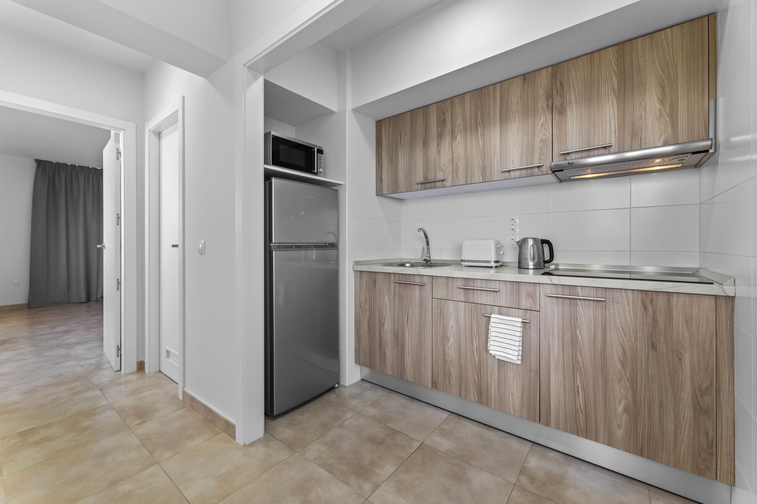 Jääkaappi, mikroaaltouuni, uuni, liesi