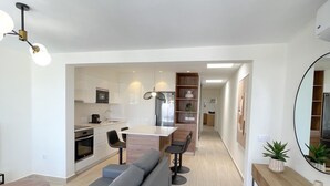 Un appartement moderne comprenant un salon, un coin repas et une cuisine.