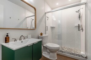 Dusche, Haartrockner, Handtücher, Seife