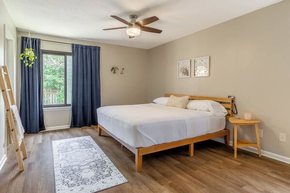 4 Schlafzimmer, Schreibtisch, Bügeleisen/Bügelbrett, WLAN