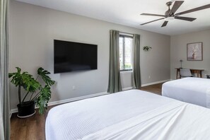 4 Schlafzimmer, Schreibtisch, Bügeleisen/Bügelbrett, WLAN