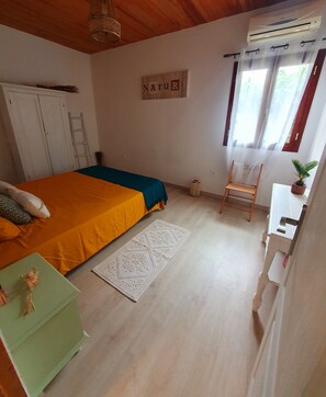 1 chambre, lit parapluie, Wi-Fi gratuit, draps fournis
