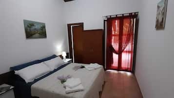 Basic-Dreibettzimmer, 1 Schlafzimmer, barrierefrei, Talblick | Allergikerbettwaren, individuell dekoriert, individuell eingerichtet
