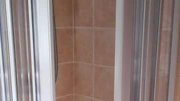 Shower, rainfall showerhead, free toiletries, hair dryer