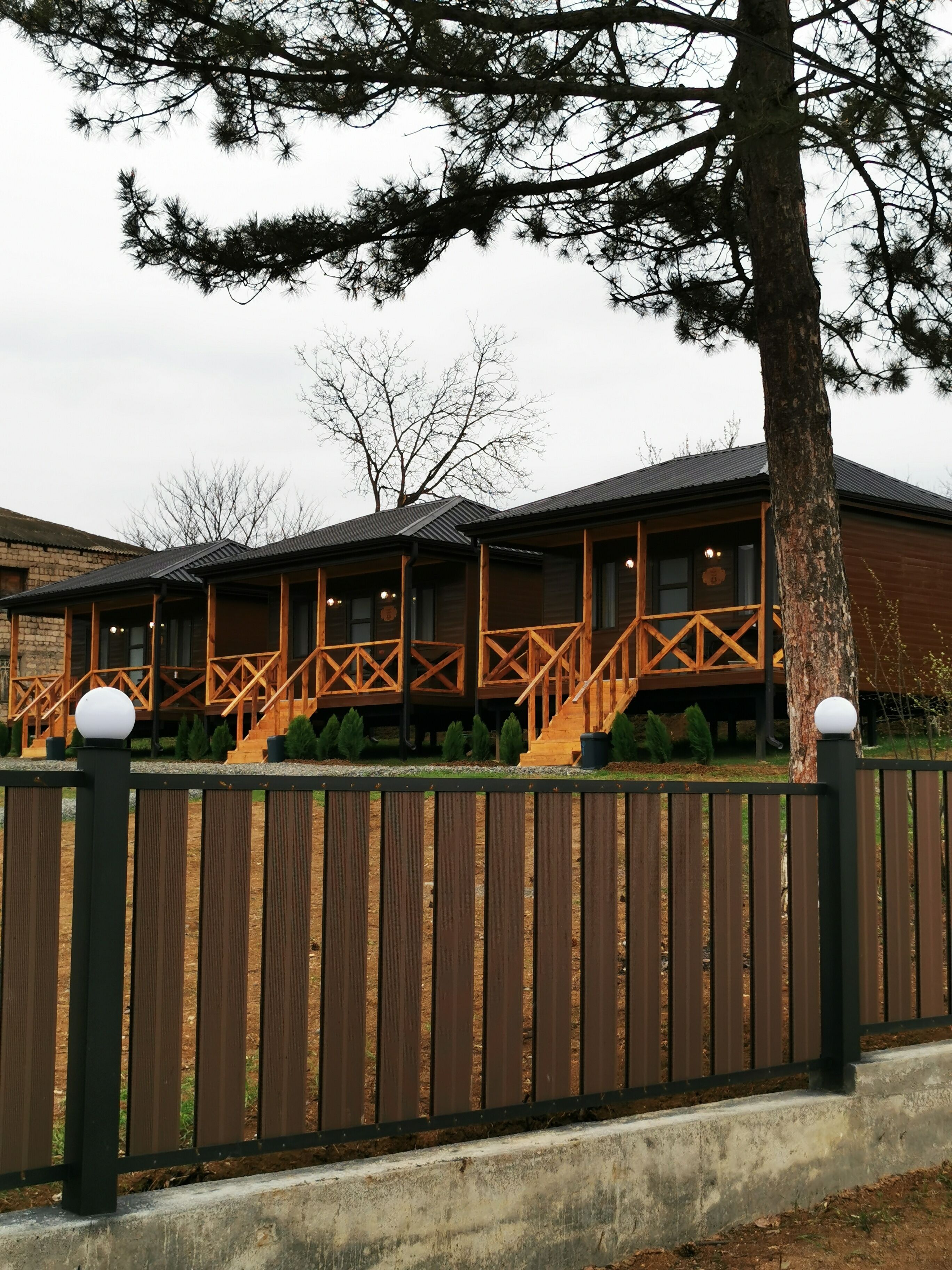 Vista frontal de la propiedad