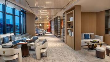 Daily buffet breakfast (CNY 158 per person)