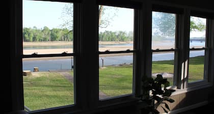Osage River Get-Away, kayaks included! Relaxing with a beautiful view