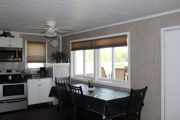 Micro-ondes, four, cafetière/bouilloire, grille-pain