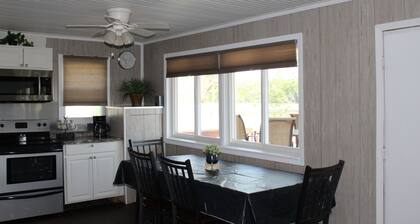 Osage River Get-Away, kayaks included! Relaxing with a beautiful view