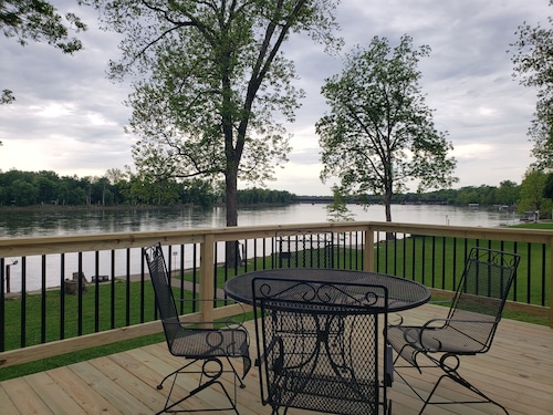 Osage River Get-Away, kayaks included! Relaxing with a beautiful view