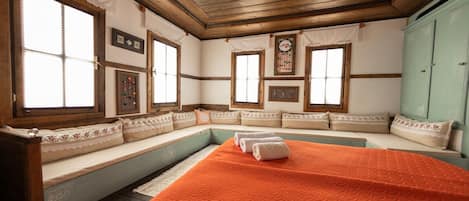Traditional Room, 1 Queen Bed | 1 bedroom, free WiFi, bed sheets
