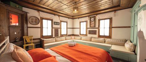 Traditional Room, 1 Queen Bed | WiFi (free), bed sheets