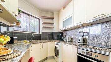 Geladeira, micro-ondas, fogão, cooktop