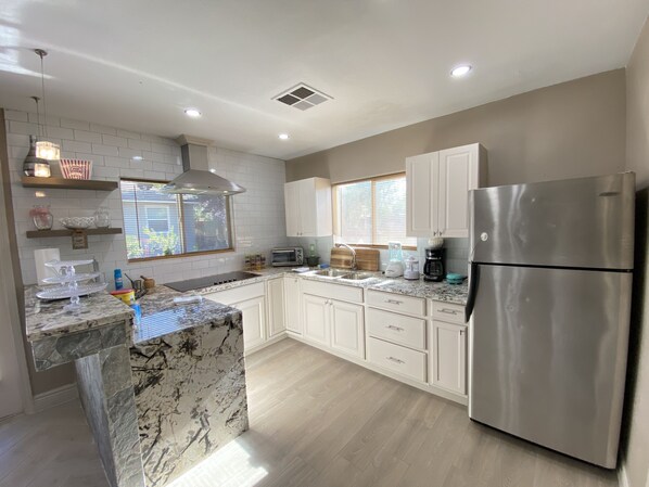 Frigorifero, forno, piano cottura, macchina per tè/caffè