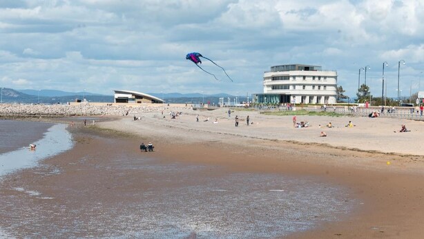 A beach with a modern building, a kite flying, and people relaxing. - Spacious Lancaster city centre hide away with garden. (Lancaster)