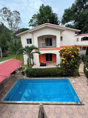 Una piscina al aire libre