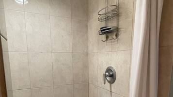 Serviettes fournies, savon, papier toilette