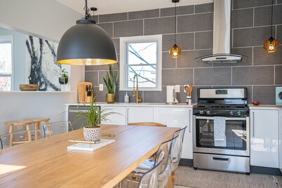 8BR/4BA Renovated 3700 SqFt - Great for Big Groups