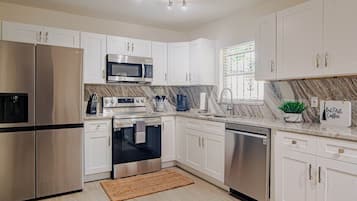 Kylskåp, mikrovågsugn, ugn och spishäll