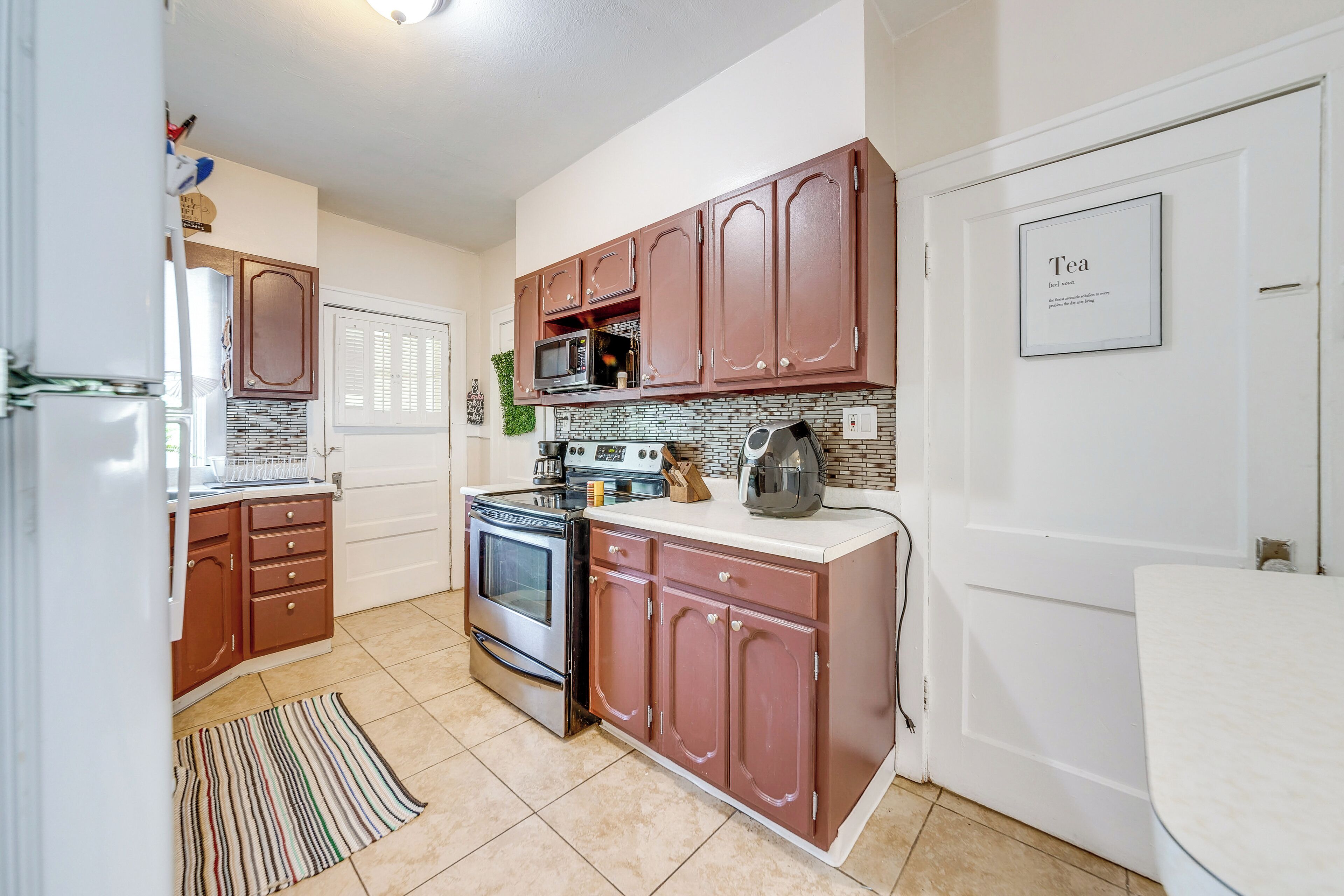 Een koelkast, een magnetron, een kookplaat