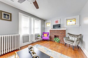 TV, books, music library - St Louis Vacation Rental ~ 10 Mi to Downtown! (St. Louis)