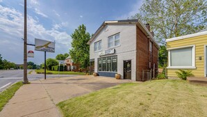Un immeuble de deux étages avec une façade en briques et de grandes fenêtres.
