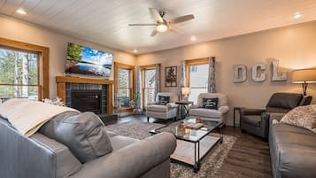 Smart TV, caminetto, videogiochi, tavolo da ping pong