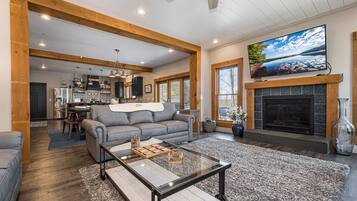 Een smart-tv, een open haard, videogames en een tafeltennistafel