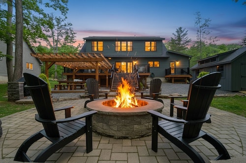 Gathering Place: Lakefront w. boat slip | Dog friendly | Hot tub | Fire pit