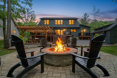 Gathering Place: Lakefront w. boat slip | Dog friendly | Hot tub | Fire pit
