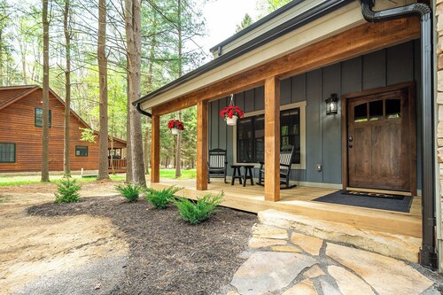 West Oak: New home, 3 suites, hot tub, boat slip, outdoor fireplace