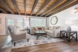 Téléviseur connecté, foyer, jeux vidéo, table de baby-foot