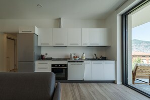 Een koelkast, een oven, een kookplaat, een vaatwasser