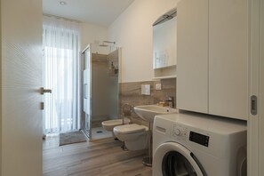 Douche, sĂšche-cheveux, bidet, serviettes fournies