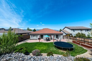 Outdoor dining - S. Reno FamilyFriendly Large  Home. Close to many ski resorts including Mt. Rose (Reno)