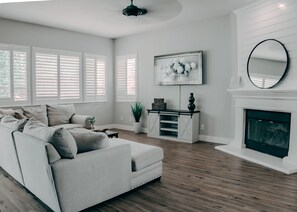 Smart TV, fireplace, books, computer monitors - S. Reno FamilyFriendly Large Home. Close to many ski resorts including Mt. Rose (Reno)