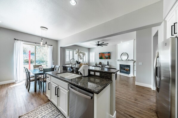 Fridge, microwave, oven, stovetop - S. Reno FamilyFriendly Large Home. Close to many ski resorts including Mt. Rose (Reno)