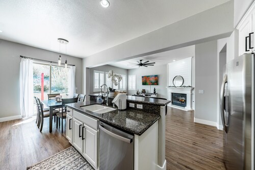 S. Reno FamilyFriendly Large  Home. Close to many ski resorts including Mt. Rose