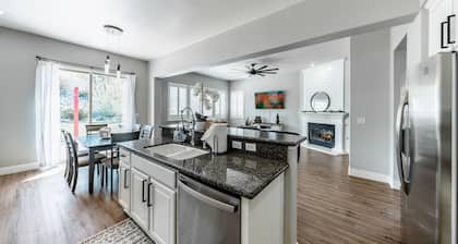 S. Reno FamilyFriendly Large Home. Close to many ski resorts including Mt. Rose