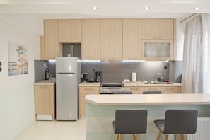 Réfrigérateur, four, plaque de cuisson, cafetière/bouilloire
