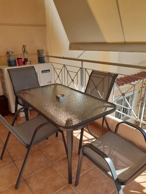 Outdoor dining - Paradeisos Modern, 2BR, 2BA, Fully Equipped (Chalandri)