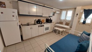 Frigorífico, horno, placa de cocina y lavavajillas