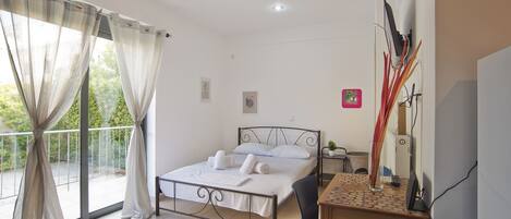 Iron/ironing board, WiFi, bed sheets