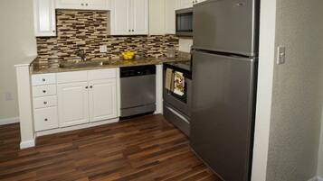 Kjøleskap, mikrobølgeovn, ovn og kokeplater