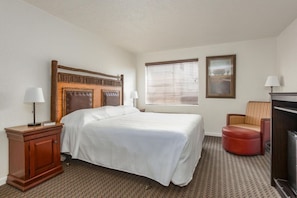 Iron/ironing board, WiFi, bed sheets - Modern Studio w Pool near Castle Rock Resort and Water Park (Branson)