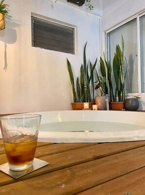 Secador de cabelo, toalhas de banho, sabonete, papel higiênico