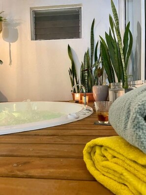 Secador de cabelo, toalhas de banho, sabonete, papel higiênico