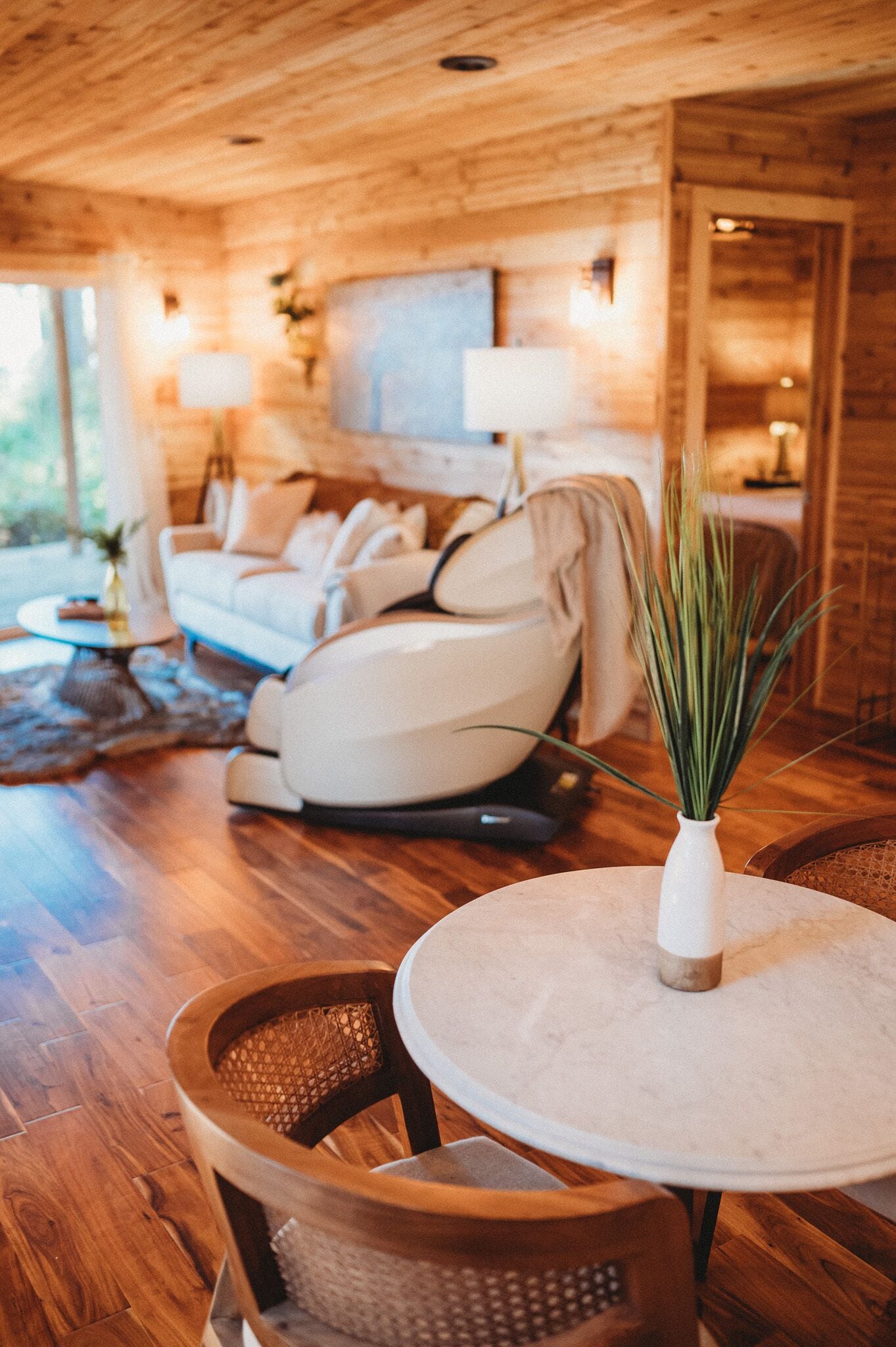 Una sala de estar acogedora con un sofá, una mesa de centro y un sillón.